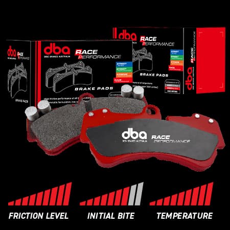 Pastiglie freno DBA Race Performance con piattelli metallici rossi e materiale d'attrito per alte temperature mostrate accanto alle confezioni di vendita