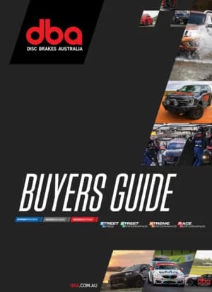 Copertina della guida all'acquisto dei prodotti freno DBA con immagini di più veicoli e logo DBA su sfondo scuro
