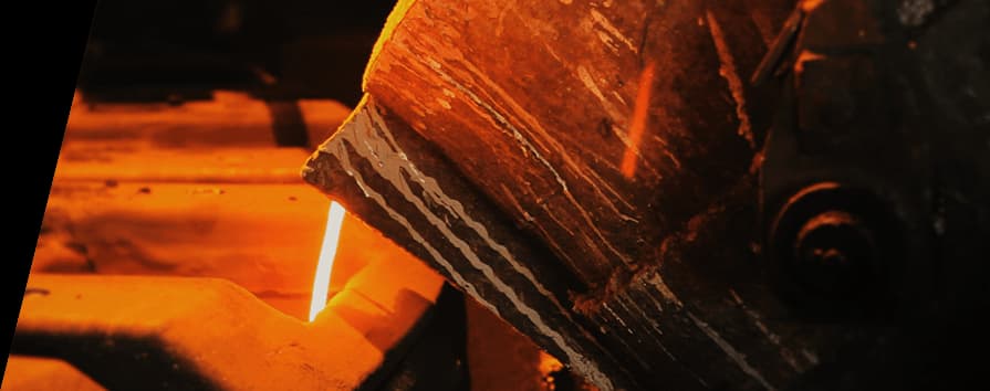 Ispezione del controllo qualità dei dischi freno DBA che mostra indicatori in vernice termica e motivi delle scanalature ingegnerizzati con precisione Tecnico con guanti blu che ispeziona dischi freno scanalati DBA impilati con contrassegni indicatori di temperatura colorati durante il processo di controllo qualità