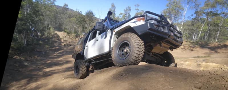Dove le prestazioni di frenata contano di più Veicolo 4x4 bianco posizionato su una ripida pendenza sabbiosa nel territorio naturale australiano che dimostra le capacità fuoristrada