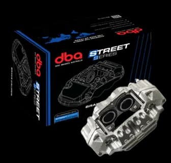 Confezione di vendita della pinza freno DBA Street Series che mostra la scatola del prodotto e il componente della pinza freno in alluminio di prima scelta Confezione della pinza freno DBA Street Series con componente della pinza in alluminio che mostra l'imballaggio professionale e il marchio