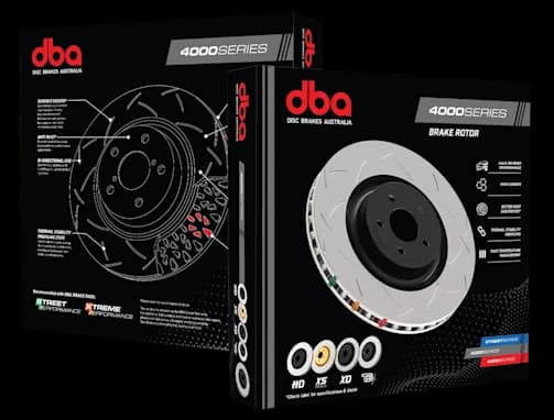 Dischi freno ad alto contenuto di carbonio DBA Serie 4000 per prestazioni 4x4 su strada con profilatura di stabilità termica Confezione del disco freno DBA Serie 4000 con scatola del prodotto recante lo schema dettagliato del disco a sinistra e il disco ad alto contenuto di carbonio a destra