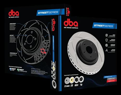 Dischi freno prestazionali DBA Street Series – Upgrade OE con rivestimento protettivo e migliore dissipazione del calore Confezione del disco freno DBA Street Series con scatola del prodotto recante lo schema dettagliato del disco a sinistra e il disco scanalato a destra