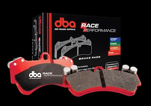 Pastiglie freno DBA Race Performance progettate per gare in circuito e applicazioni a temperature estreme Pastiglie freno DBA Race Performance con piattelli metallici rossi e materiale d'attrito specializzato mostrate accanto alla confezione di vendita