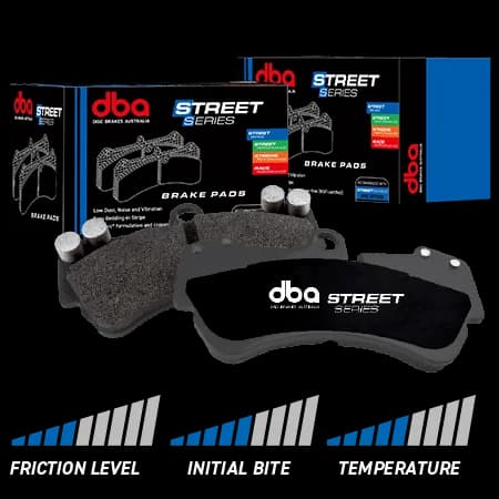 Pastiglie freno di ricambio OE DBA Street Series progettate per la guida quotidiana su autovetture, SUV e veicoli commerciali leggeri Pastiglie freno DBA Street Series con piattelli metallici neri e materiale d'attrito mostrate accanto alle confezioni di vendita per applicazioni di ricambio OE