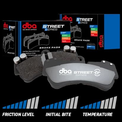 Pastiglie freno DBA Street Series EV appositamente formulate per veicoli elettrici e ibridi con un'esclusiva tecnologia di riduzione del rumore Pastiglie freno DBA Street Series EV con piattelli metallici grigi e materiale d'attrito specializzato mostrate accanto alla confezione per veicoli elettrici e ibridi