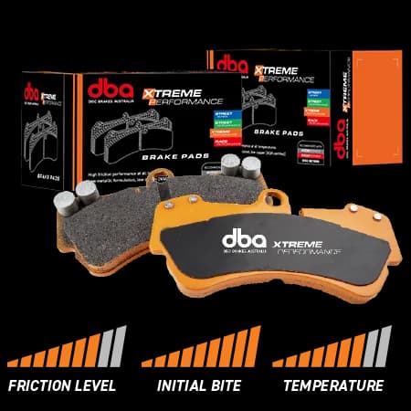 Pastiglie freno DBA Xtreme Performance progettate per una frenata costante ad alte temperature in applicazioni sportive e gravose Pastiglie freno DBA Xtreme Performance con piattelli metallici arancioni e materiale d'attrito mostrate accanto alla confezione di vendita
