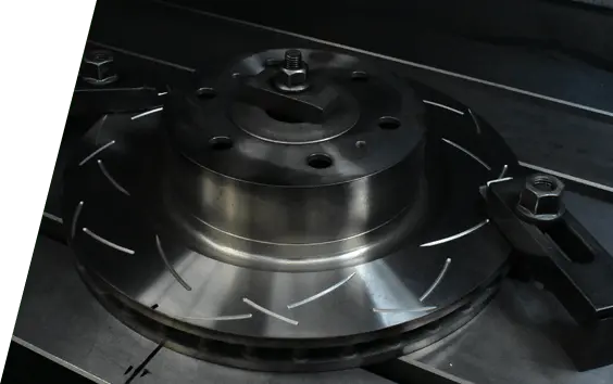 Disco freno DBA prodotto con la ghisa ad alto contenuto di carbonio legata proprietaria XG-150 per una stabilità termica superiore Disco freno DBA realizzato in ghisa XG-150 che mostra il motivo superficiale scanalato e la superficie di montaggio del mozzo lavorata di precisione