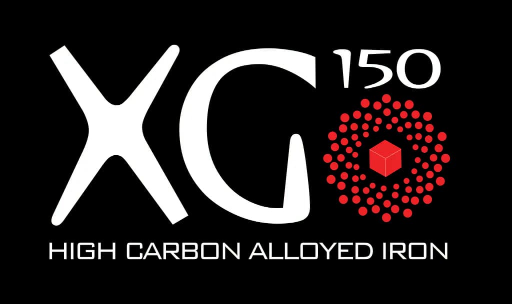 Logo della formulazione proprietaria in ghisa ad alto contenuto di carbonio DBA XG-150 per dischi freno ad alte prestazioni di gamma premium Logo DBA XG-150 raffigurante un cubo rosso circondato da un motivo circolare di punti rossi che rappresenta la formulazione avanzata della ghisa