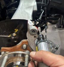 Passo 4C: Tracciamento del materiale di fusione in eccesso sul mozzo OE che richiede la rimozione per ospitare la pinza freno ad alte prestazioni DBA Tecnico che traccia i punti di contatto sulla fusione del mozzo di primo equipaggiamento dove il materiale in eccesso deve essere rimosso per il gioco della pinza DBA