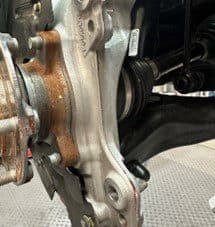 Passo 4D: Fusione finale del mozzo OE modificata con materiale in eccesso rimosso per fornire il gioco necessario al montaggio della pinza DBA Fusione del mozzo di primo equipaggiamento modificata dopo la rimozione del materiale in eccesso che mostra il gioco corretto per l'installazione della pinza DBA